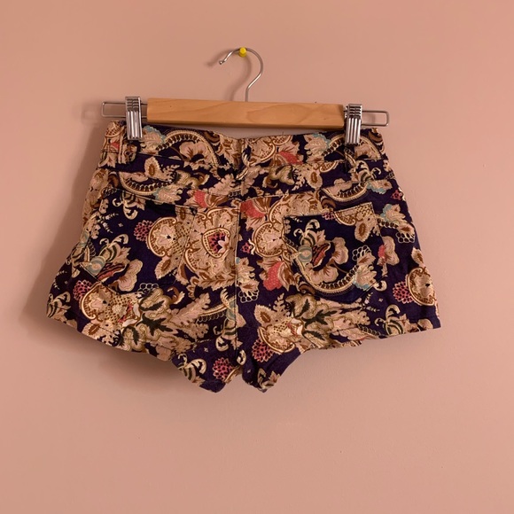 Patterned short shorts - Picture 2 of 4